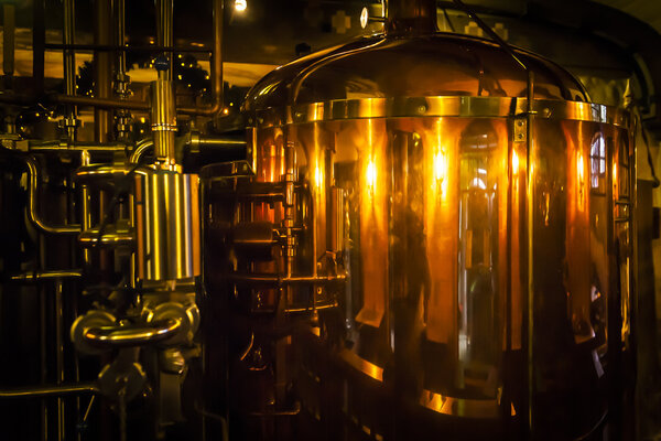 Большой медный контейнер для пивоварения
.