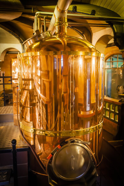 Большой медный контейнер для пивоварения
.