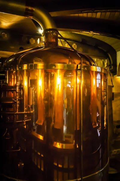 Grande recipiente de cobre para fabricação de cerveja . — Fotografia de Stock