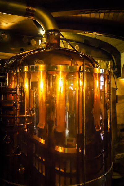 Большой медный контейнер для пивоварения
.