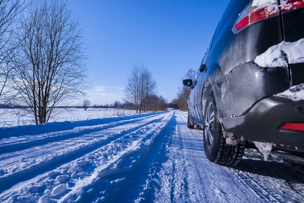 Car on a dangerous stretch of road with snow and ice. — Stock Photo, Image