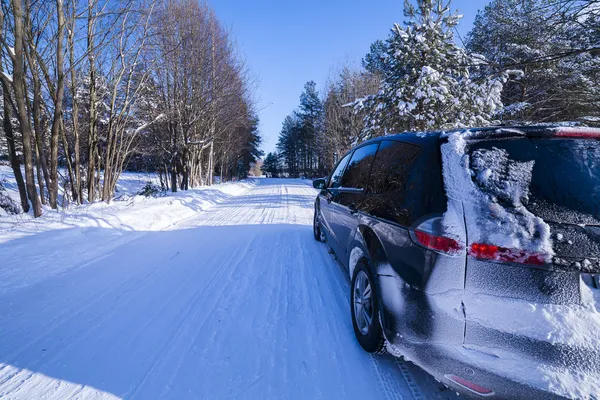 Car on a dangerous stretch of road. — Stock Photo, Image