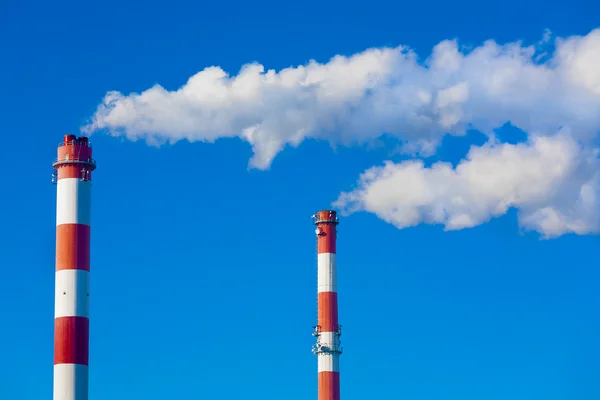 Chimeneas con nubes dramáticas de humo . — Foto de Stock