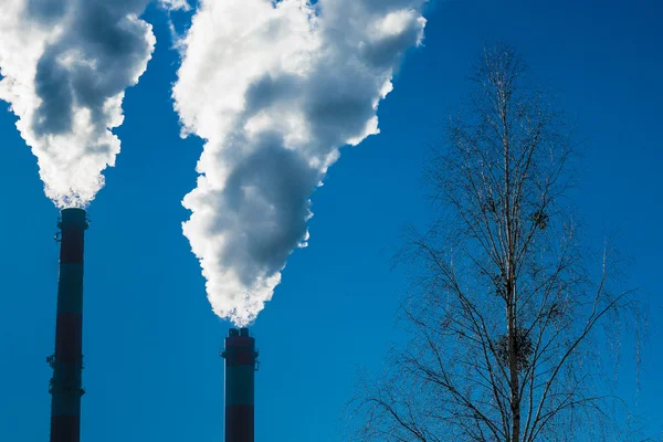 Chimeneas con nubes dramáticas de humo . — Foto de Stock