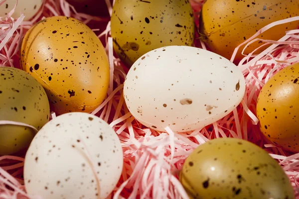 Ovos decorados em feno rosa - símbolos de Easter . — Fotografia de Stock