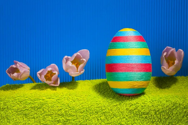 Decorated eggs and spring flowers tulips - symbols of Easter. — Stock Photo, Image