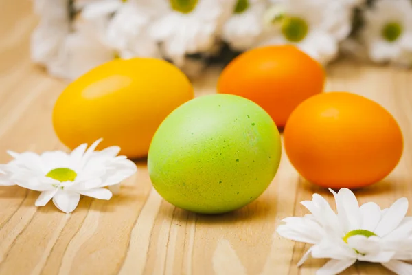 Decorated eggs and spring flowers tulips - symbols of Easte — Stock Photo, Image