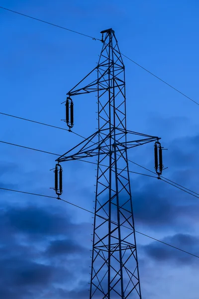 Torre de alto voltaje eléctrica moderna . — Foto de Stock