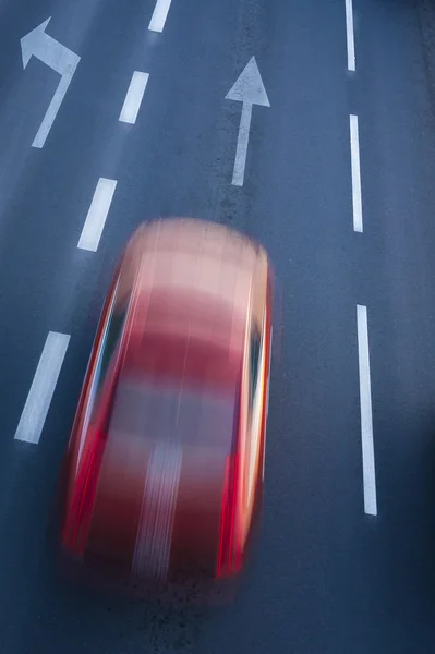 Röd suddig bil, fara av hastighet.. — Stockfoto