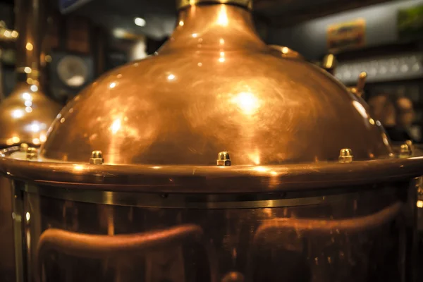 Grande, recipiente de cobre para fabricação de cerveja . — Fotografia de Stock