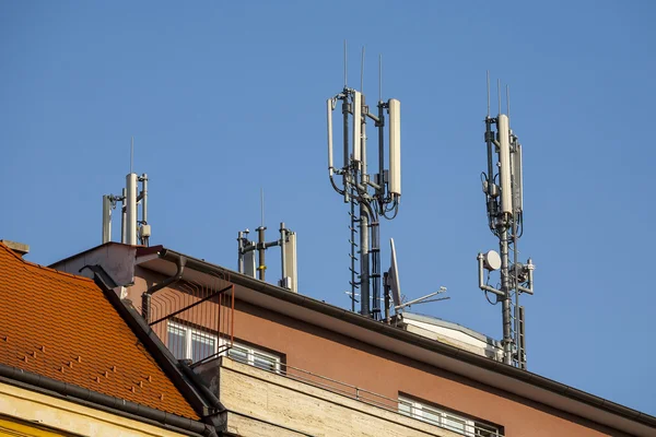 Современная телекоммуникационная башня для мобильной связи — стоковое фото