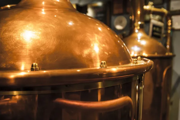 Grande, recipiente de cobre para fabricação de cerveja . Fotografias De Stock Royalty-Free