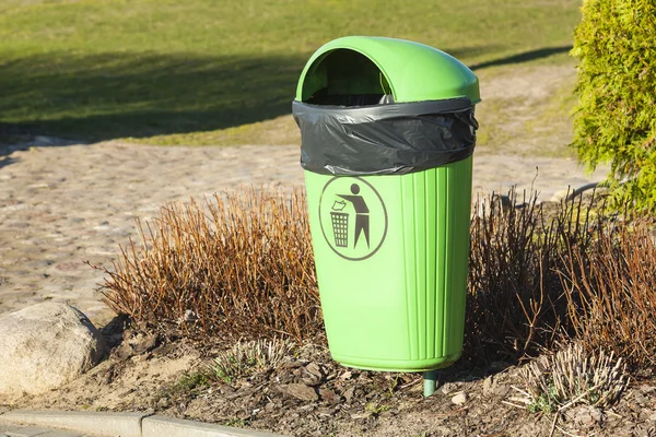 Lixo verde, saco de plástico visível . — Fotografia de Stock