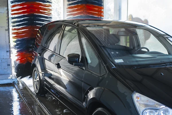 Car wash, car in automatic car wash. — Stock Photo, Image