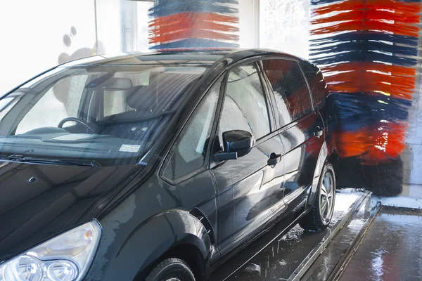 Myjnia samochodowa, samochód w automatycznej myjni samochodowej. — Zdjęcie stockowe