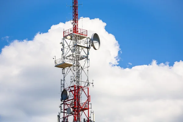 Современная телекоммуникационная башня для мобильных коммуникаций . — стоковое фото