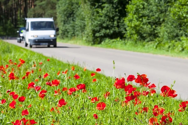 Voiture conduisant sur la route. Voyage sûr et agréable . — Photo