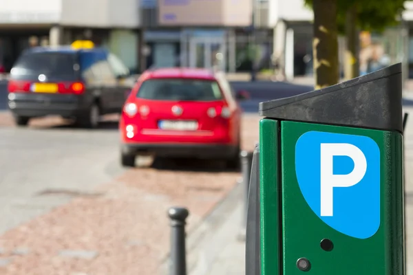 Estacionamento pago para carros na cidade . — Fotografia de Stock