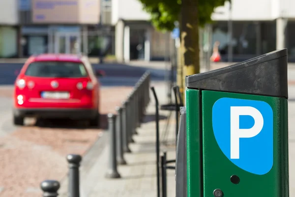 Estacionamento pago para carros na cidade . — Fotografia de Stock