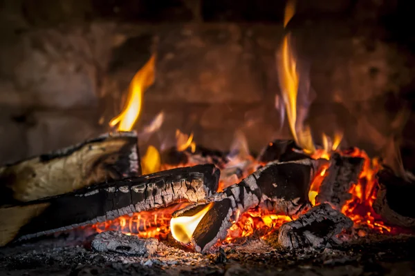 Open haard met een brandende vlammen. — Stockfoto