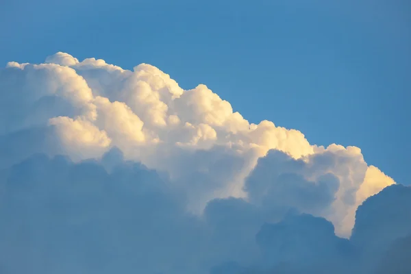 Nubes, escena dramática con espacio para el texto — Foto de Stock