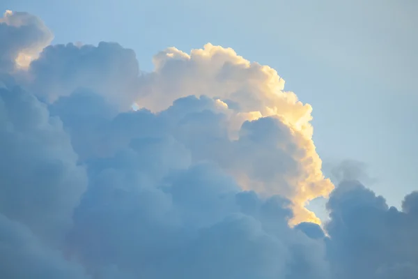 Nubes, escena dramática con espacio para el texto — Foto de Stock