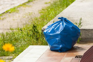  hotel arka planda büyük mavi plastik torba.