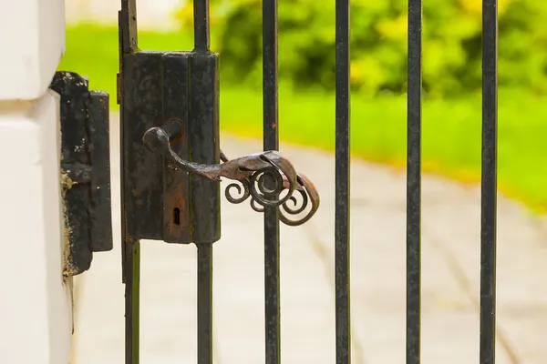 Old metal doorknob, visible decorative door lock, finesse blacks — Stock Photo, Image