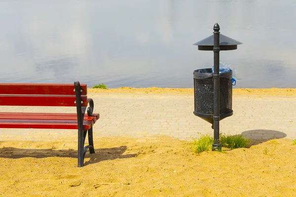 Cesta de lixo com saco de plástico preto . — Fotografia de Stock