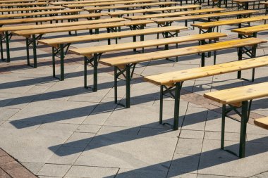 Bankların üzerinde metal destekler.