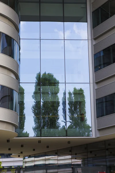 Reflexões sobre a estrutura moderna — Fotografia de Stock