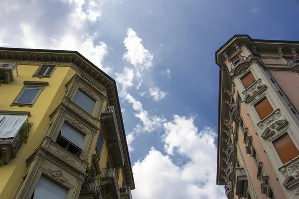 Alzando lo sguardo al cielo — Foto Stock