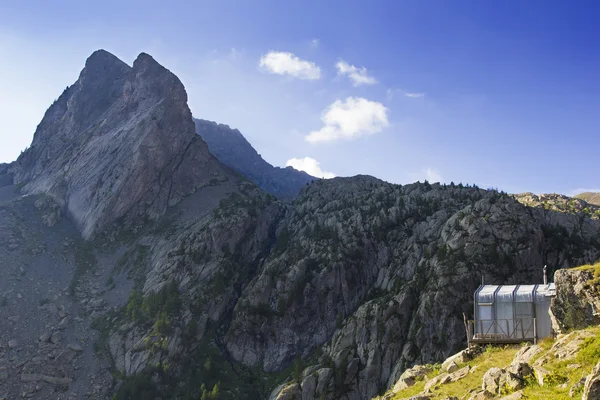 The hut and the mountain — Stock Photo, Image