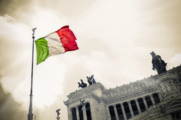 Drapeau italien dans le ciel de Rome Images De Stock Libres De Droits