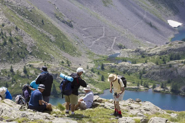 Folk i fjellet stockbilde