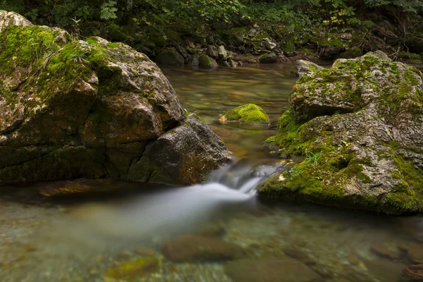 Outono ao longo do rio Pesio, Itália — Fotografia de Stock