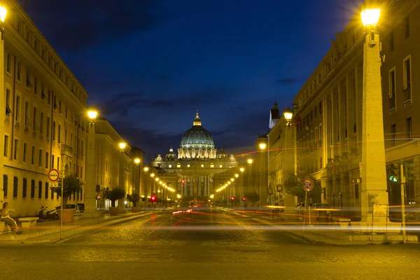 Basiliek van saint peters in rome bij nacht — Stockfoto