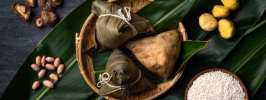 Zongzi. Çin geleneksel Ejderha Tekne Festivali (Duanwu Festivali) için siyah arka plan üzerine pirinç köfteli hamur tatlısı tasarımı konsepti.