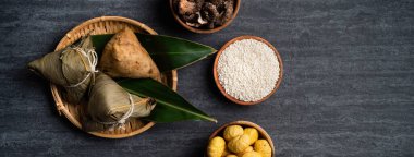 Zongzi. Çin geleneksel Ejderha Tekne Festivali (Duanwu Festivali) için siyah arka plan üzerine pirinç köfteli hamur tatlısı tasarımı konsepti.
