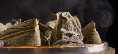 Zongzi. Çin geleneksel Ejderha Tekne Festivali (Duanwu Festivali) için pirinç köftesi..