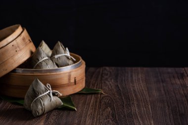 Zongzi. Çin geleneksel Ejderha Tekne Festivali (Duanwu Festivali) için pirinç köftesi..