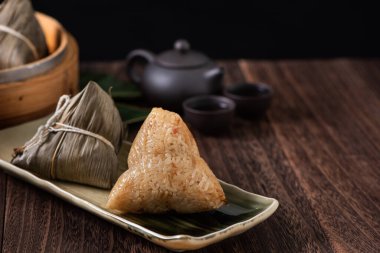 Zongzi. Çin geleneksel Ejderha Tekne Festivali (Duanwu Festivali) için pirinç köftesi..
