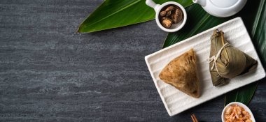 Zongzi. Çin geleneksel Ejderha Tekne Festivali (Duanwu Festivali) için siyah arka plan üzerine pirinç köfteli hamur tatlısı tasarımı konsepti.