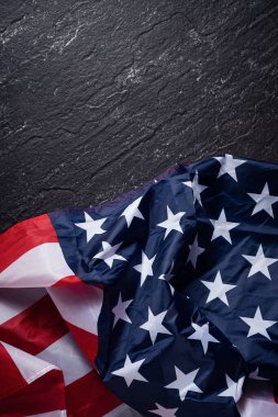 ABD 'nin Bağımsızlık Günü ya da Anma Günü kavramı. Koyu masa arkaplanı üzerinde ulusal bayrak.