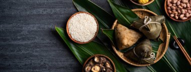Zongzi. Çin geleneksel Ejderha Tekne Festivali (Duanwu Festivali) için siyah arka plan üzerine pirinç köfteli hamur tatlısı tasarımı konsepti.