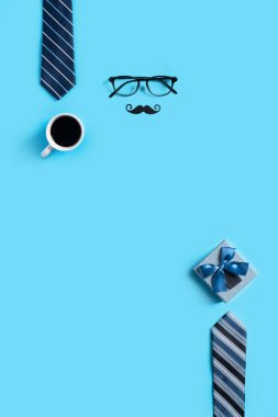 Babalar Günü arka plan tasarımı konsepti. Mavi masa arkaplanı üzerinde hediye kutusu bulunan renkli kağıt dekorasyonu fikirlerinin üst görünümü.