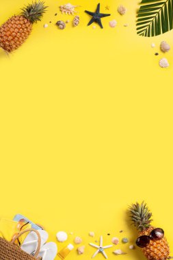 Yaz meyvesi tasarımı konsepti. Deniz kabukları, ananas ve sarı arka planda palmiye yaprakları olan tatil gezilerinin en iyi manzarası..