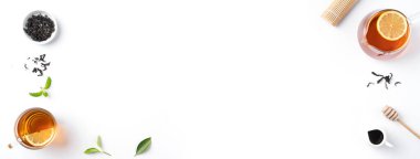 Beyaz masa arkasında sarı limon ve nane yaprağı olan ballı siyah çay konseptini tasarla.