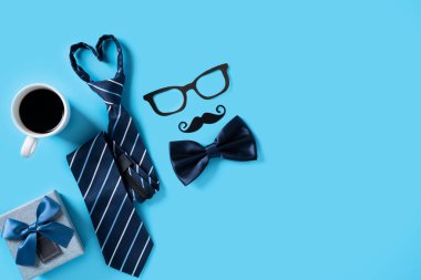 Babalar Günü arka plan tasarımı konsepti. Mavi masa arkaplanı üzerinde hediye kutusu bulunan renkli kağıt dekorasyonu fikirlerinin üst görünümü.