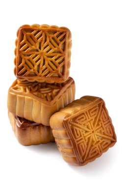 Sonbahar ortası festivali için ay çöreği pastası, beyaz masa arkasında izole edilmiş yemekler..